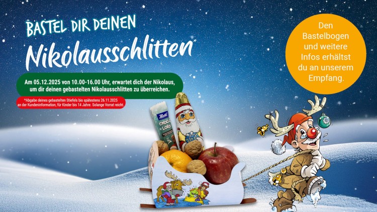 Illustration mit Rentierfigur, Schneelandschaft und gebasteltem Nikolausschlitten mit Süßigkeiten und Obst, Text zu Bastelaktion.