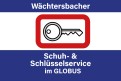 Weißes Schild mit rotem Schlüssel-Symbol und Text „Wächtersbacher Schuh- & Schlüsseldienst im GLOBUS“ auf blauem Hintergrund.