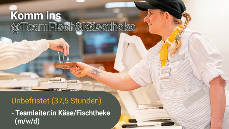 Person in gestreifter Arbeitskleidung reicht einer anderen Person eine Holzplatte mit Edelstahlzinken, Text: Komm ins @TeamFisch&Käsetheke.