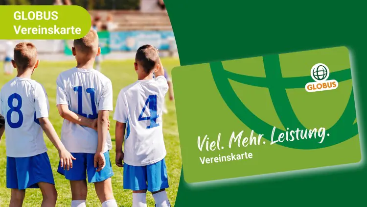 Drei Kinder in Trikots mit Rückennummern stehen nebeneinander auf einem Fußballfeld, daneben eine GLOBUS Vereinskarte.