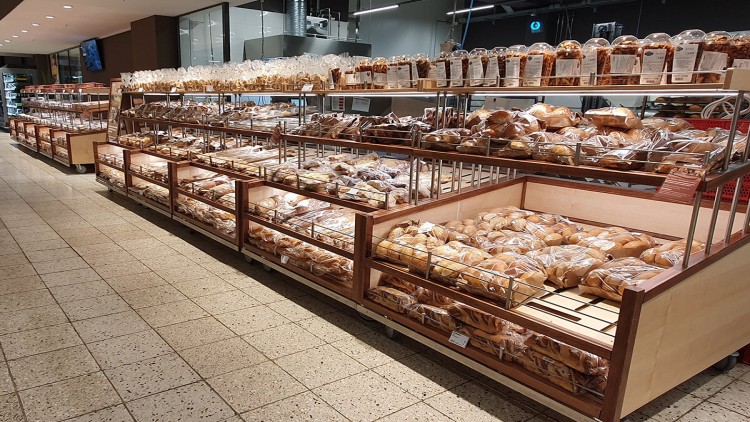 Ein Verkaufsbereich mit Regalen voller verpackter Backwaren wie Brötchen und Brote in einem GLOBUS Markt.