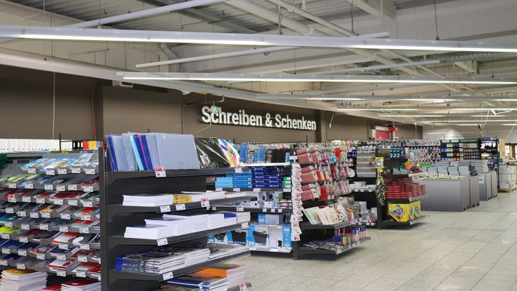 Regale mit Schreibwaren wie Notizbücher, Stifte und papierbezogenen Produkten im Bereich \