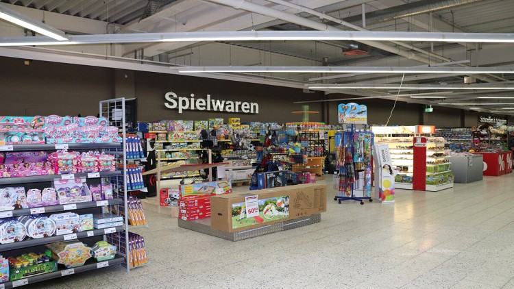 Regale mit verschiedenen Spielwaren, Schilder mit \