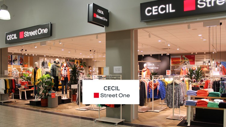 Ein Modegeschäft mit der Beschilderung „CECIL Street One“, Schaufensterpuppen und Kleiderständern mit bunter Kleidung.