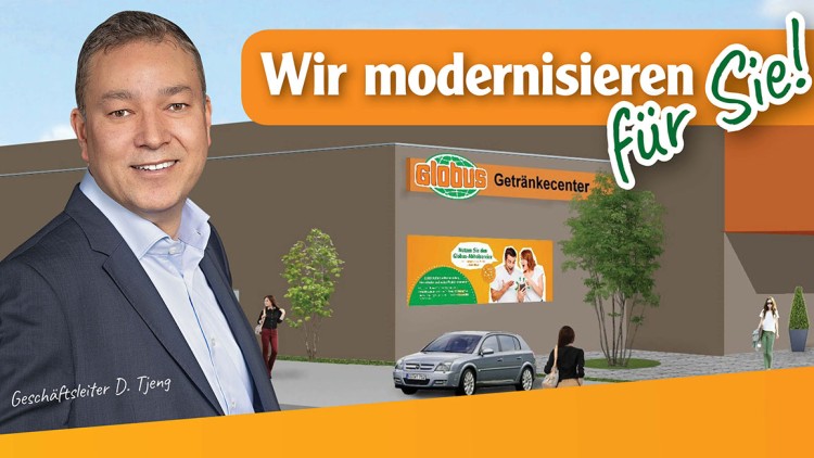 GLOBUS Getränkecenter mit orangem Banner „Wir modernisieren für Sie!“, Kunden und Autos vor dem Eingang, Bäume und Plakate.