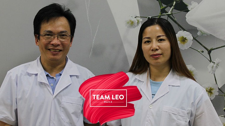 Zwei Personen in weißen Kitteln vor einer Wand mit Blumenmotiv und rotem Logo „TEAM LEO NAILS“.