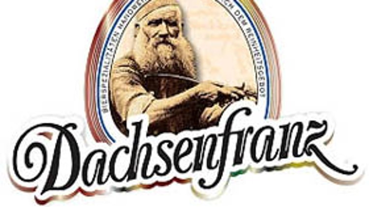 Etikett mit gezeichneter Figur eines Mannes, Schriftzug „Dachsenfranz“ und Text „Bierpezialität, handwerklich gebraut nach dem Reinheitsgebot“.