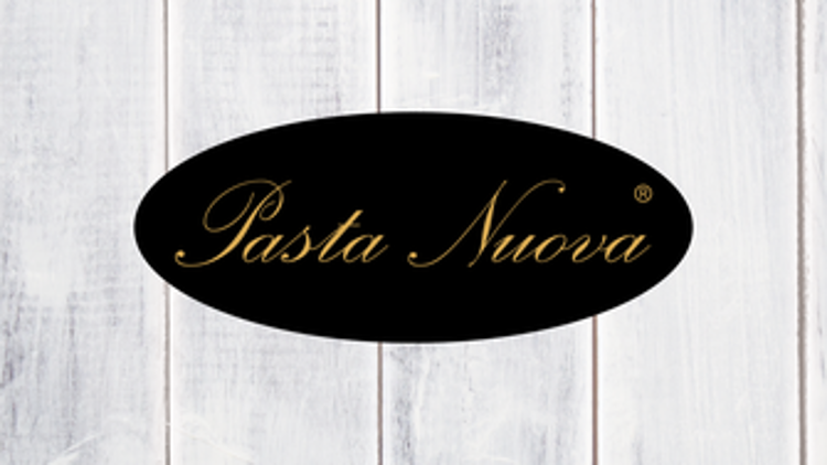 Schwarzes Oval mit goldener Schreibschrift „Pasta Nuova“ auf hellem, weiß gestrichenem Holzuntergrund.