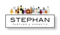 Mehrere Parfumflaschen verschiedener Marken und Designs vor weißem Hintergrund, darunter der schwarze Schriftzug: STEPHAN PARFUMS & KOSMETIK.