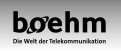 Schwarzer Schriftzug „boehm“ mit stilisiertem Orbit um das „o“, darunter der Text „Die Welt der Telekommunikation“ auf grauem Hintergrund.