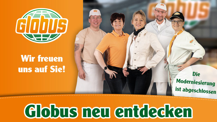 Fünf Personen in GLOBUS-Arbeitskleidung posieren vor unscharfem Hintergrund mit großem GLOBUS-Logo und orangem Rahmen.
