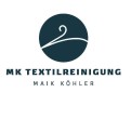 Logo mit dunkelblauem Kreis, darin ein Kleiderbügel, darunter der Text MK TEXTILREINIGUNG und MAIK KÖHLER in Großbuchstaben.