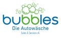 Logo mit grün-blauem „bubbles“-Schriftzug und kleineren Wörtern „Die Autowäsche“ sowie „Sales & Service e.K.“ darunter.