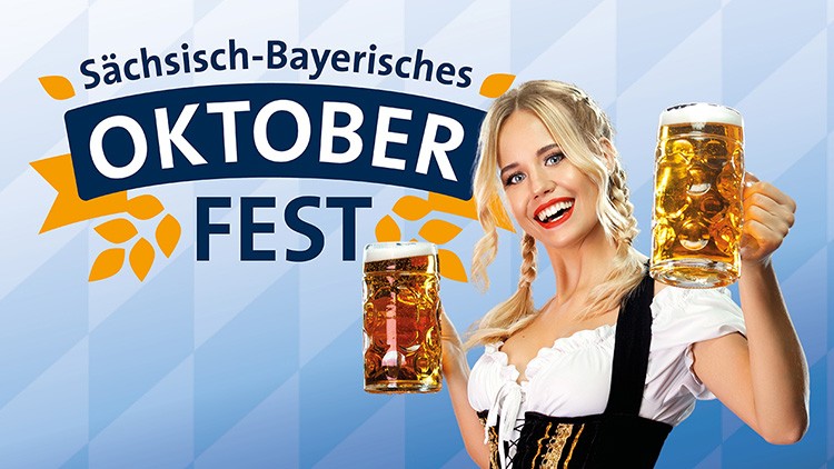Transparentes Dirndl mit zwei Krügen Bier vor einem Schild mit der Aufschrift „Sächsisch-Bayerisches Oktoberfest“.