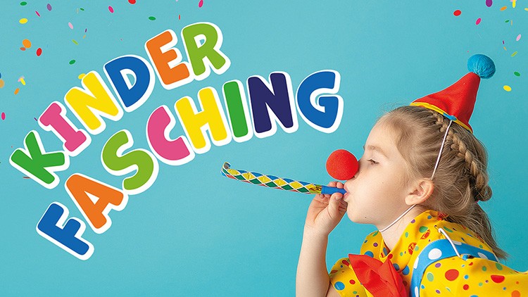 Bunte Schrift „KINDER FASCHING“, Kind im rot-gelb gepunkteten Kostüm mit Partyhut und Luftschlange vor blauem Hintergrund.
