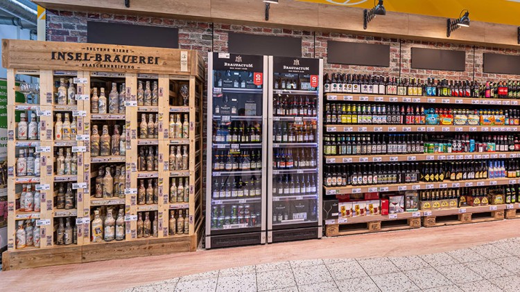 Regale mit Bierspezialitäten der Insel-Brauerei und Braufactum sowie diverse Getränke in einem GLOBUS Markt.