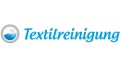 Der Schriftzug „Textilreinigung“ in blauer Schreibschrift, links daneben ein Kreis mit blauem Wasser und weißen Blasen.