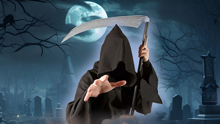 Eine Person im schwarzen Umhang hält eine Sense, mittig hinter ihr ein Vollmond und eine gruselige Friedhofskulisse mit Grabsteinen.
