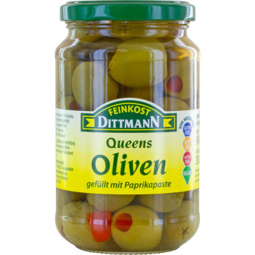 Grüne Oliven, gefüllt mit Paprika